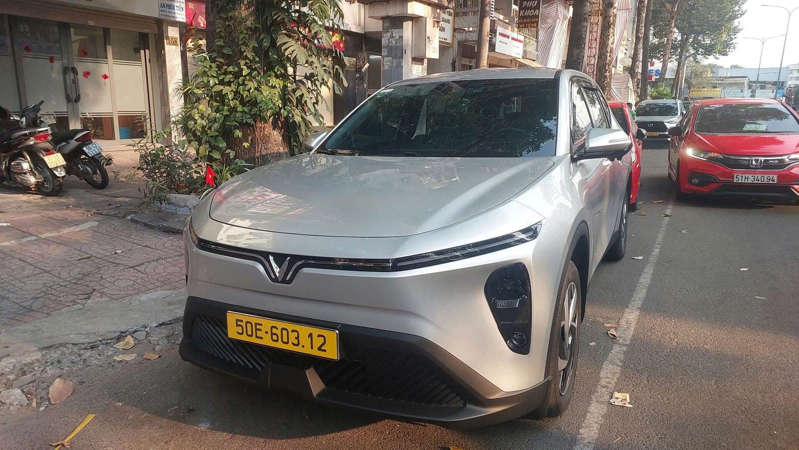 Xe Limo Green đón khách trên phố Sài Gòn