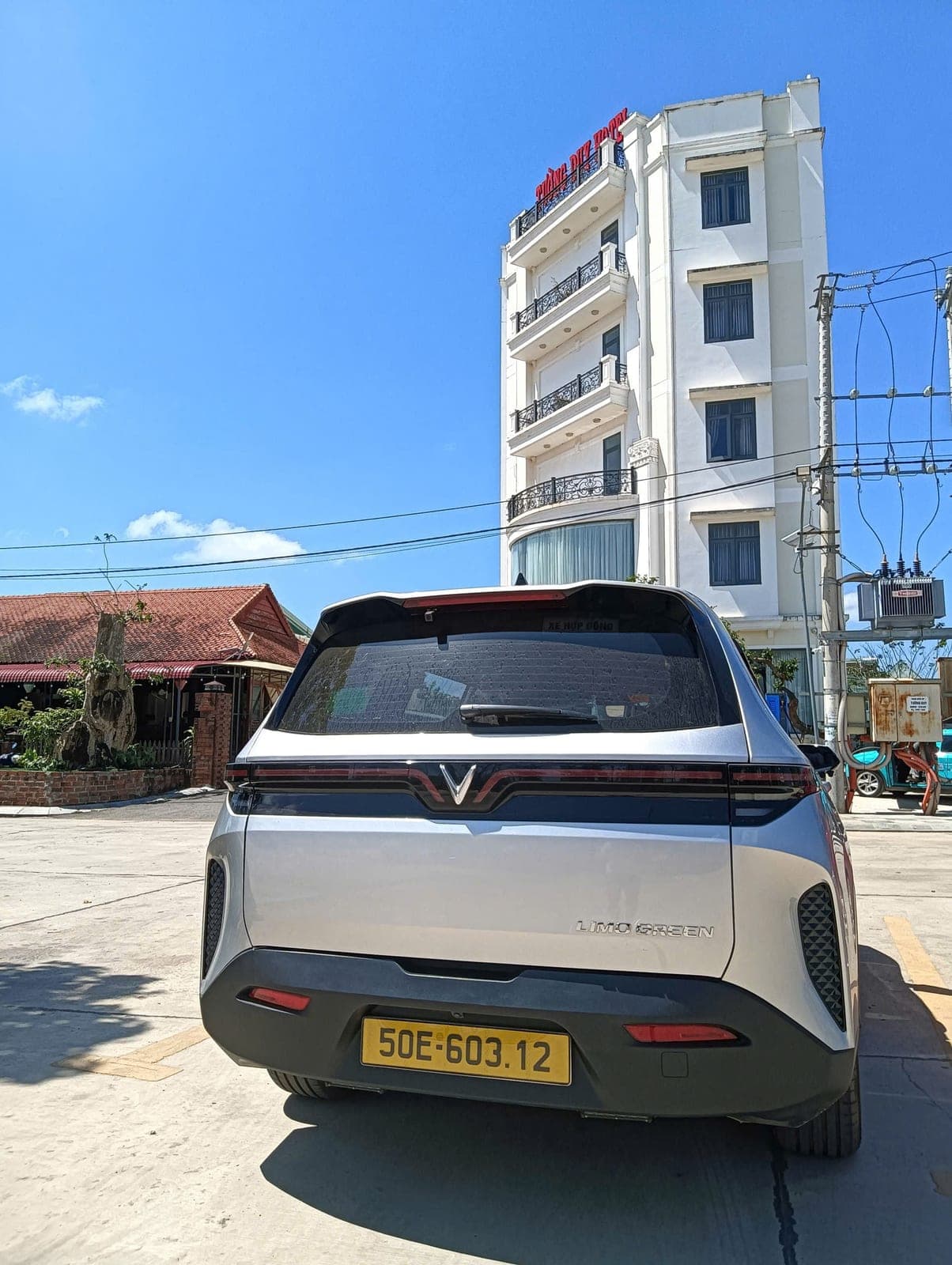 Đuôi xe VinFast Limo Green, xe hợp đồng biển vàng